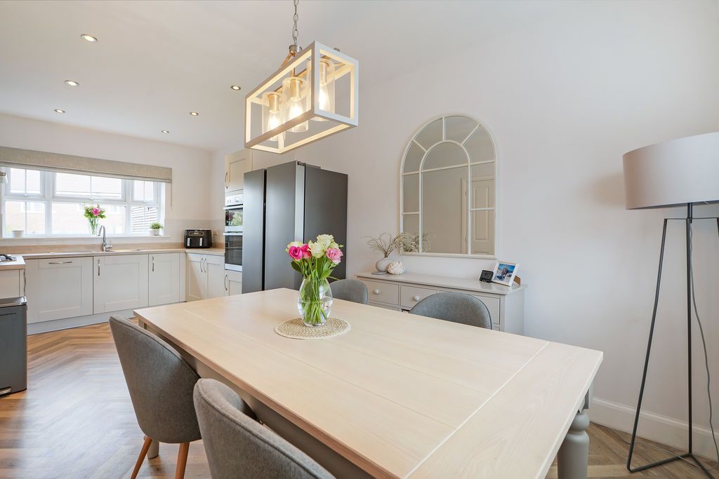 Property photo 3 of 31 Dining Kitchen