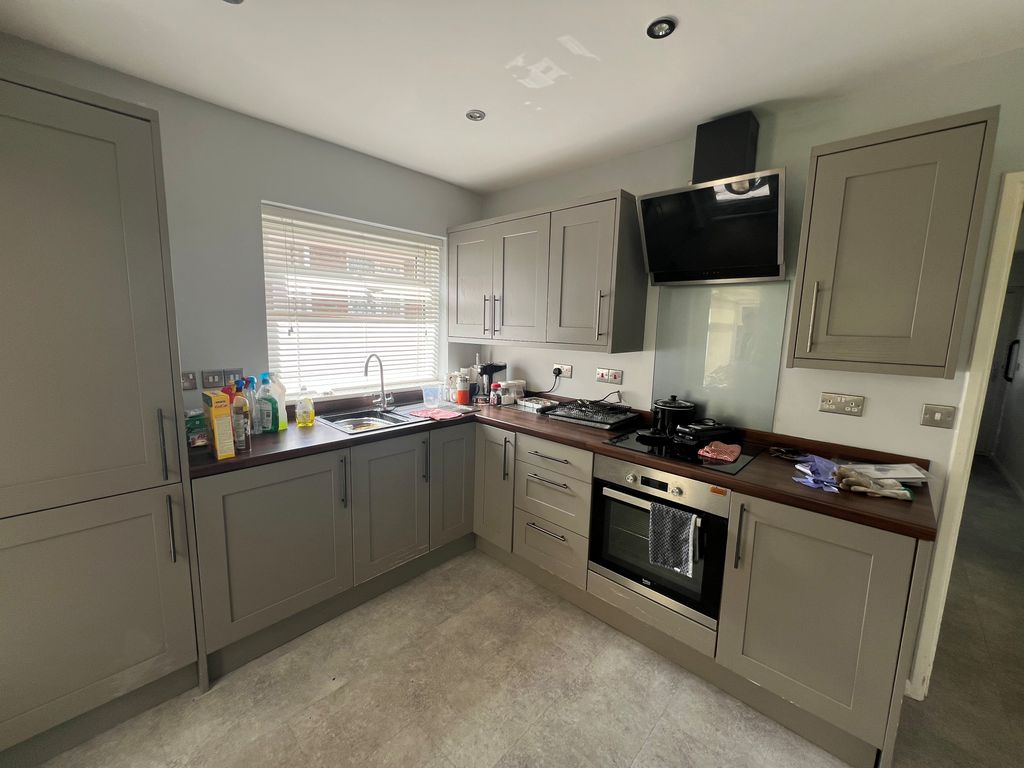Property photo 2 of 8 Kitchen