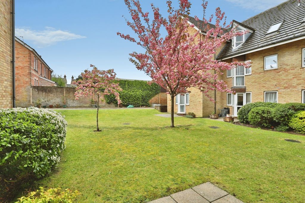 Property photo 1 of 18 Communal Gardens