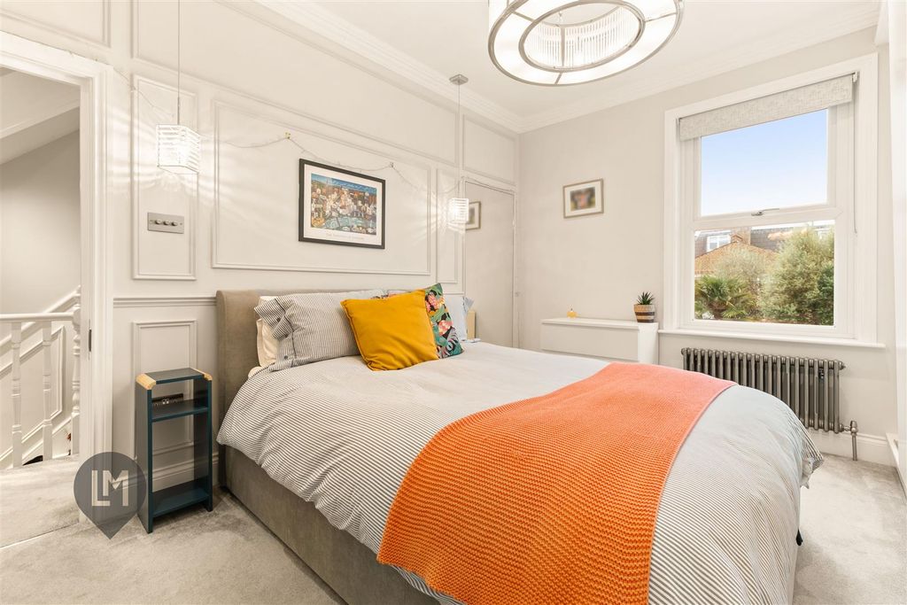 Property photo 3 of 6 Bedroom