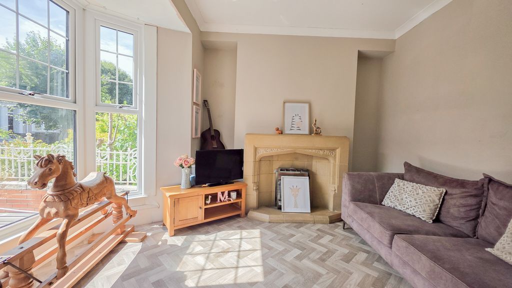 Property photo 2 of 33