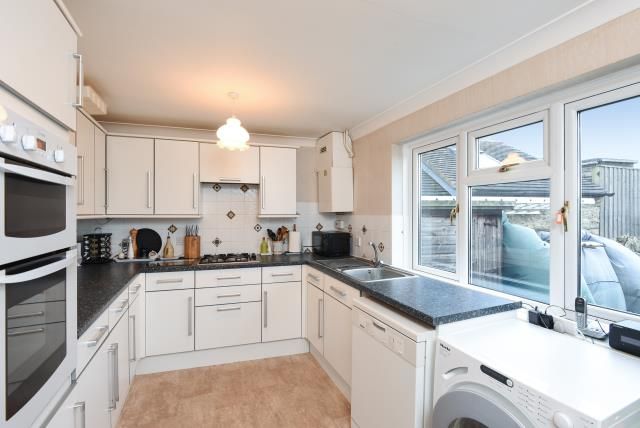 Property photo 2 of 10 Kitchen