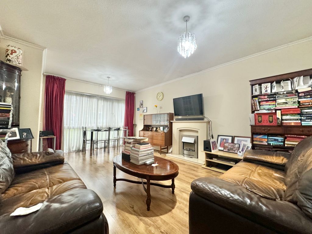 Property photo 3 of 13 Image00002