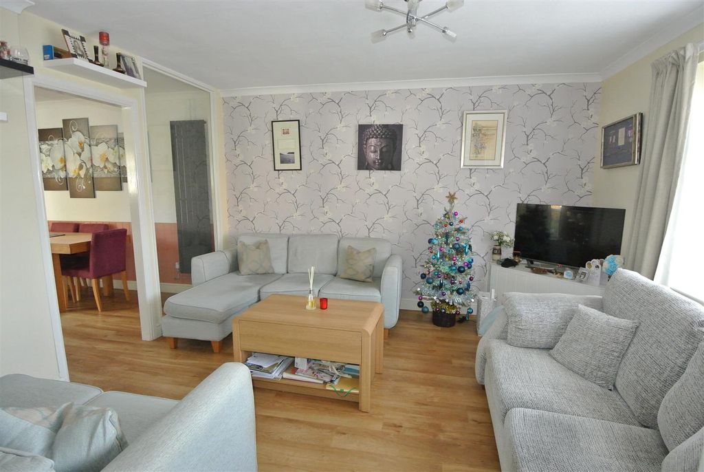 Property photo 3 of 17 Living Room