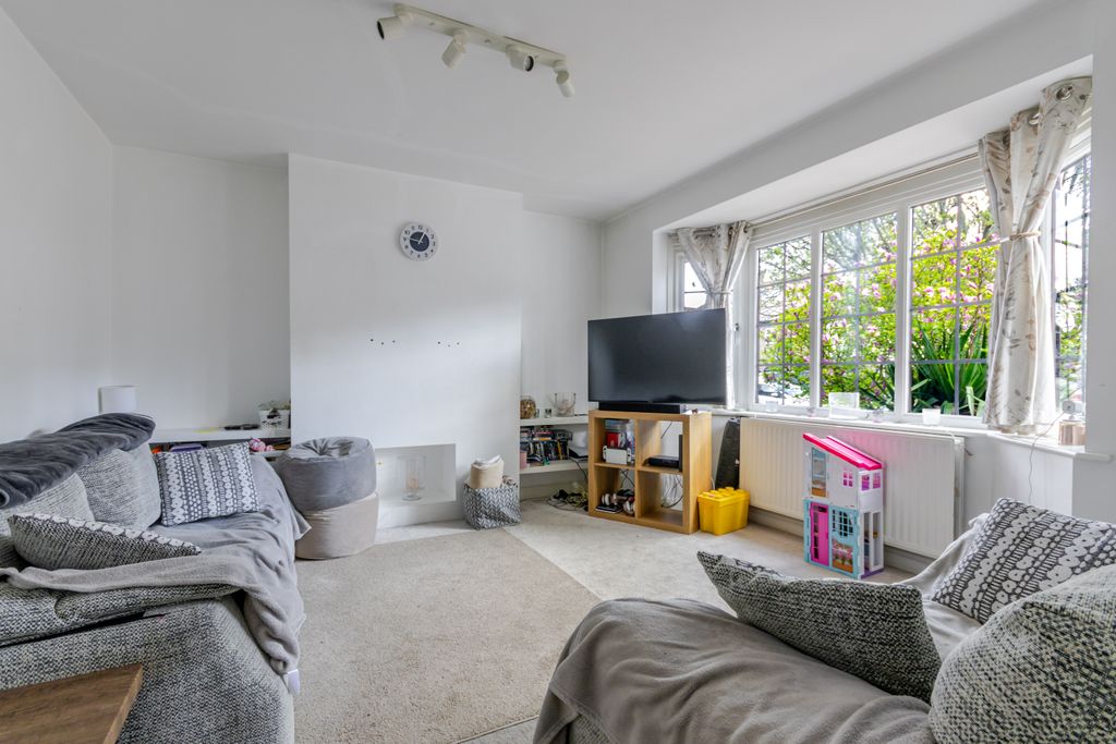 Property photo 2 of 25 Living 1