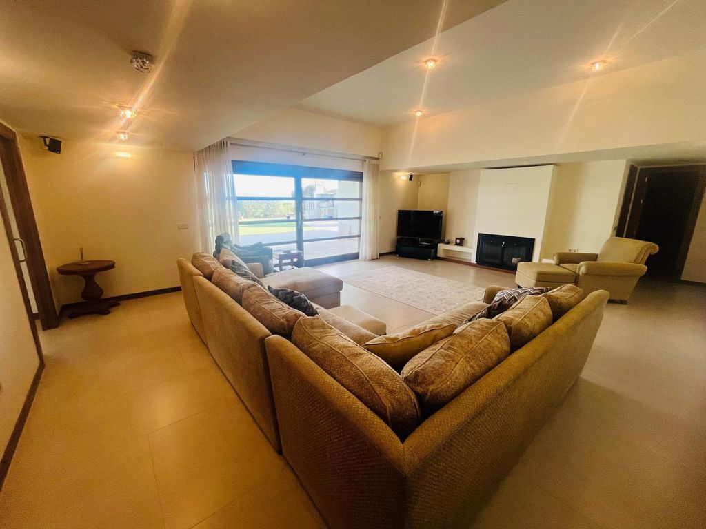 Property photo 2 of 40