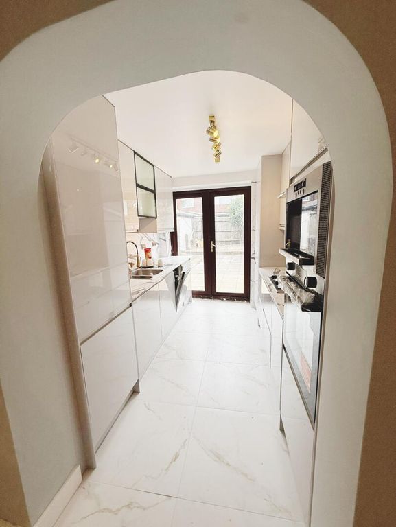 Property photo 2 of 7 Kitchen