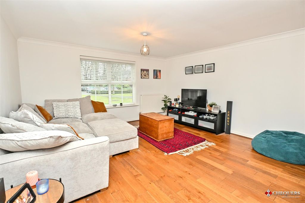 Property photo 3 of 13 Lounge