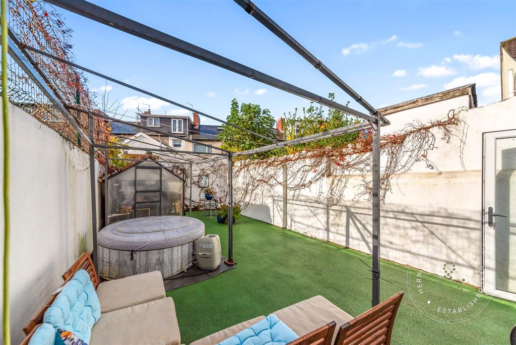 Property photo 3 of 37 Wyndham-Crescent-36.Jpg