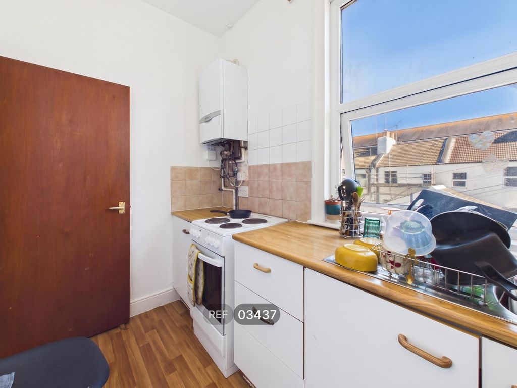 Property photo 3 of 8 Kitchen