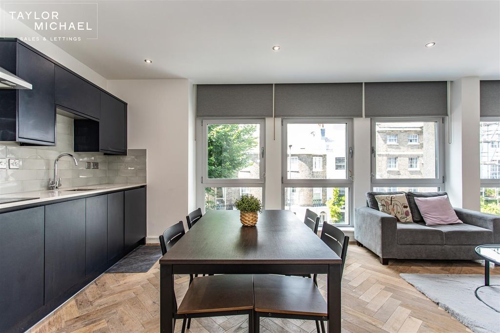 Property photo 3 of 25 Kitchen / Dining Room