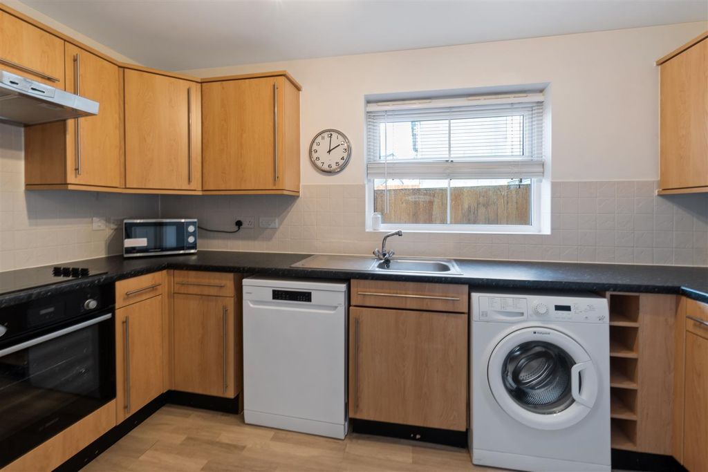 Property photo 3 of 9 Kitchen