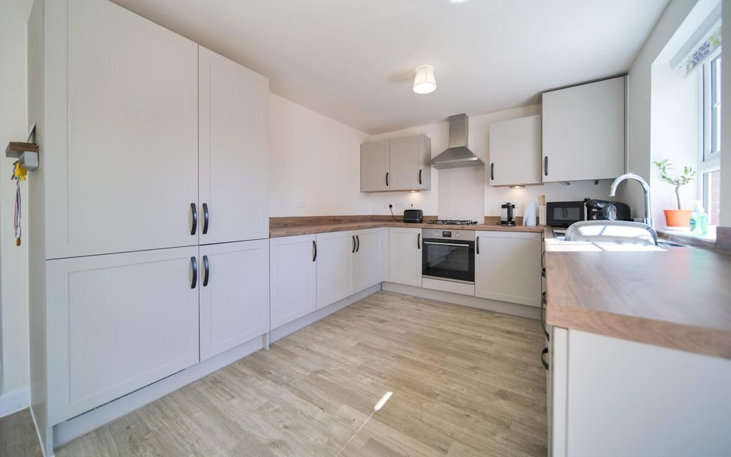 Property photo 3 of 16 Kitchen