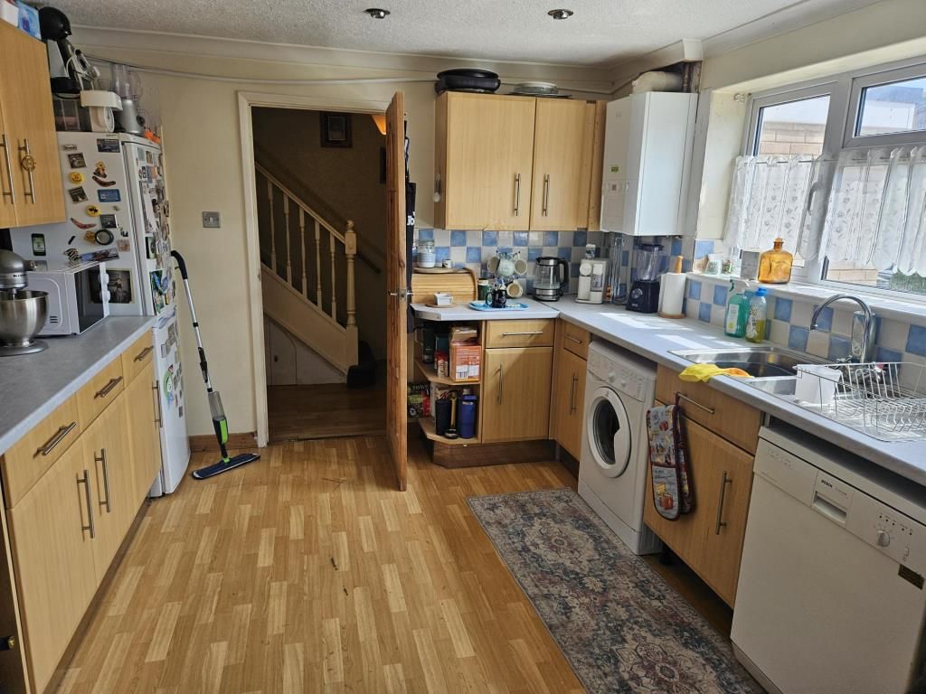 Property photo 3 of 19 Kitchen