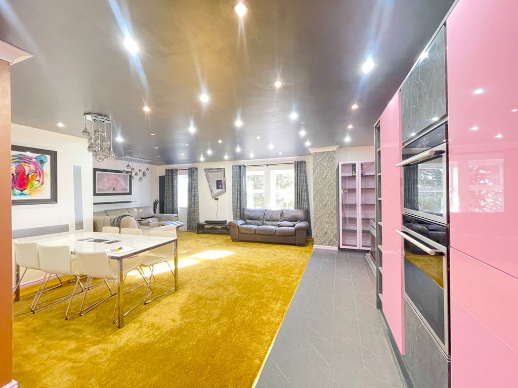 Property photo 3 of 11 Picture No. 12