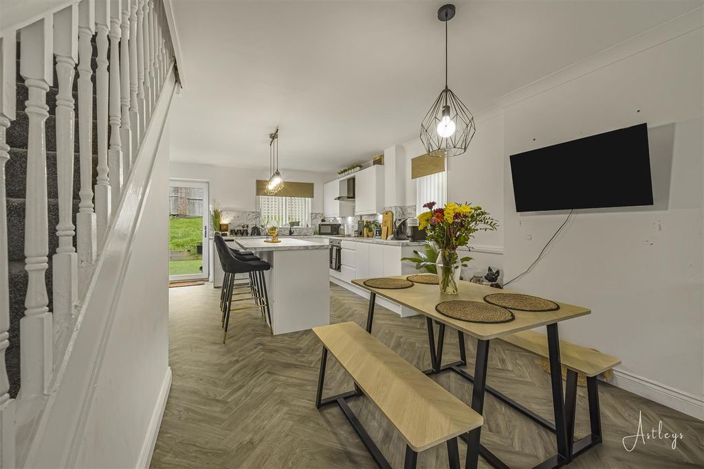 Property photo 2 of 14 Kitchen/Dining Room