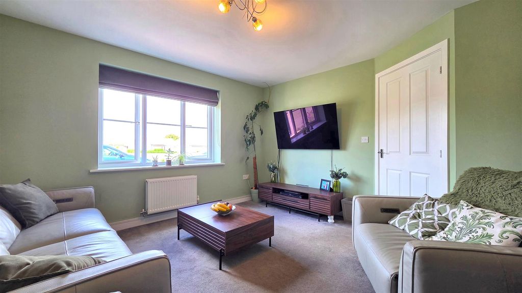 Property photo 2 of 18 Lounge