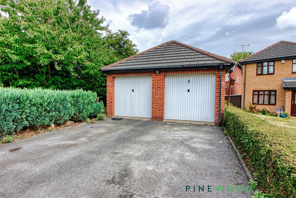 Property photo 2 of 26 Garage (Right)