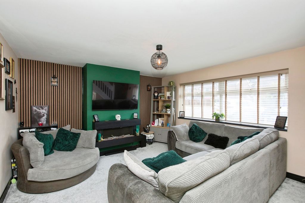 Property photo 3 of 16 Lounge
