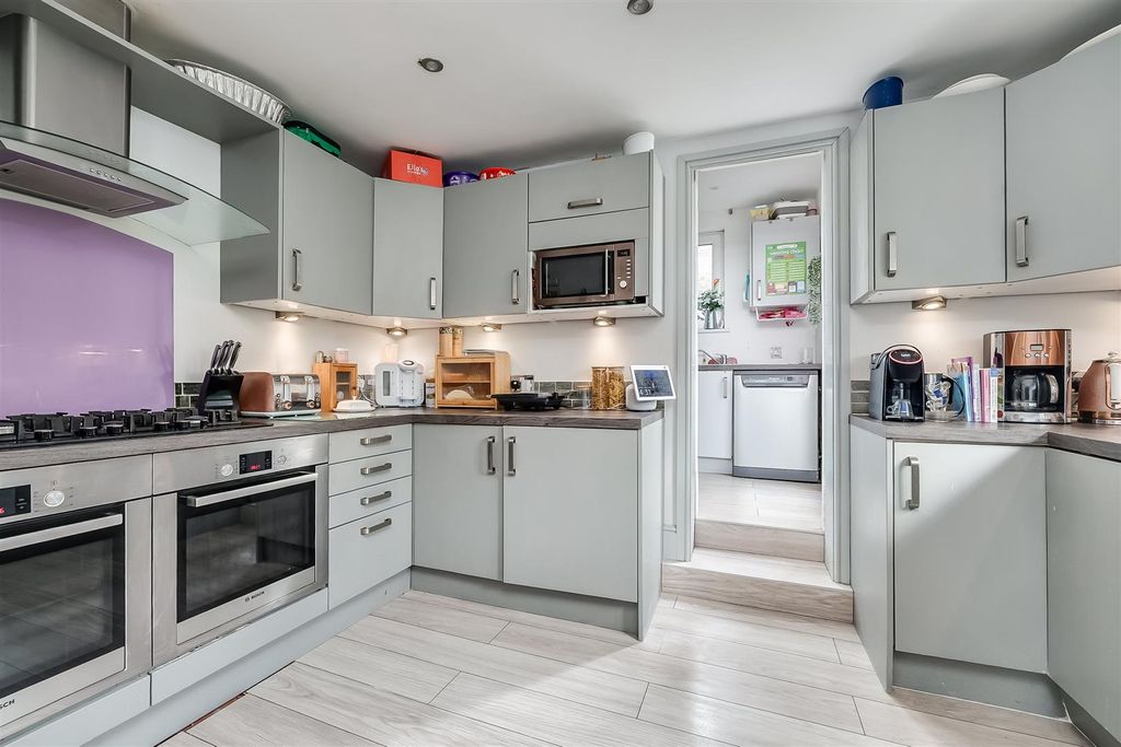 Property photo 3 of 17 Kitchen