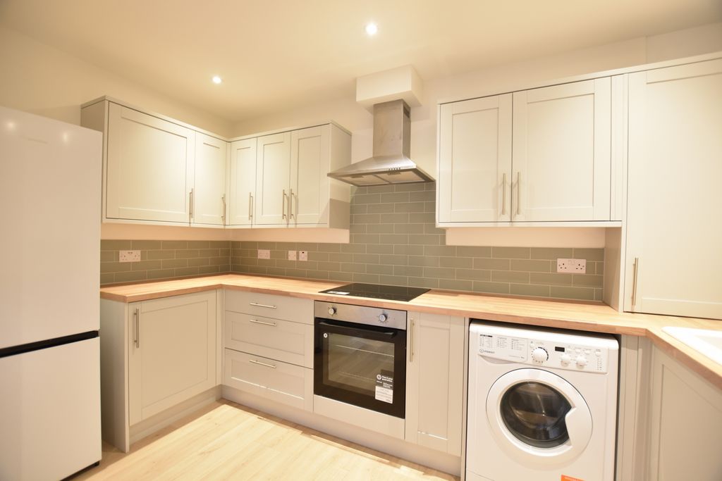 Property photo 3 of 14 Kitchen