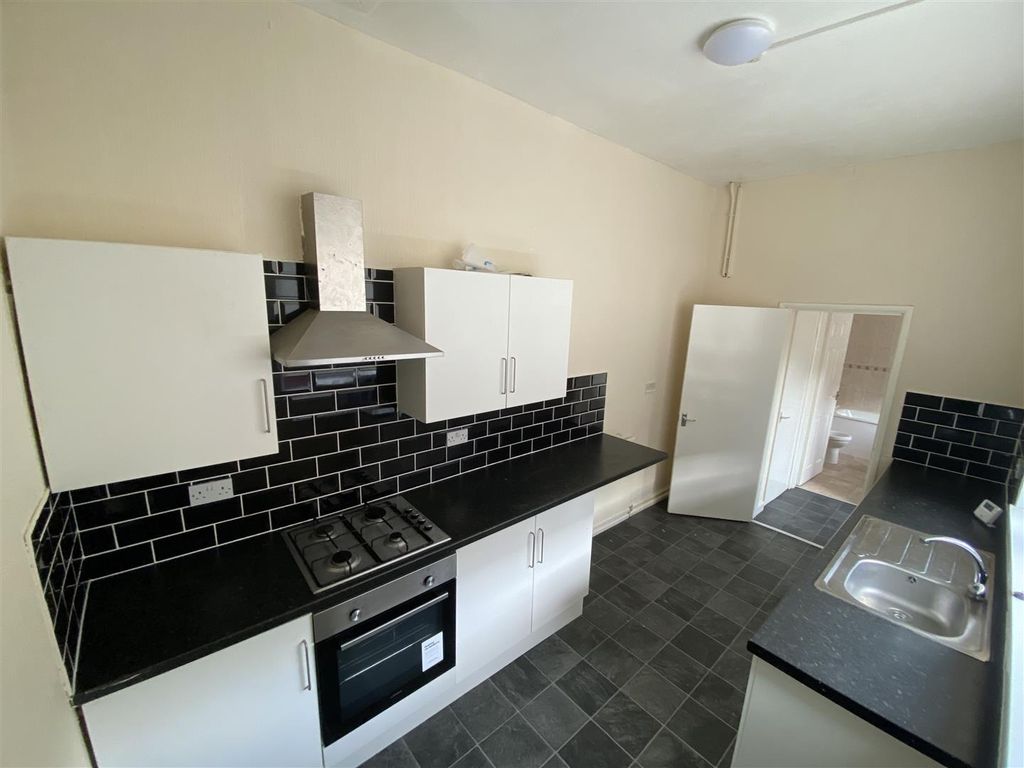 Property photo 2 of 10 Kitchen