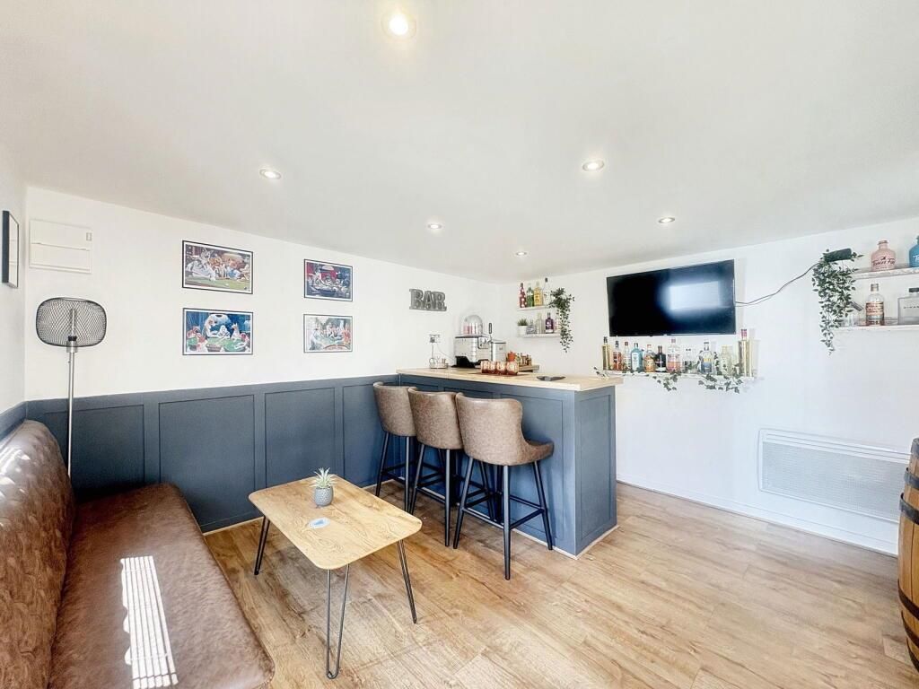 Property photo 3 of 24 Dining Kitchen