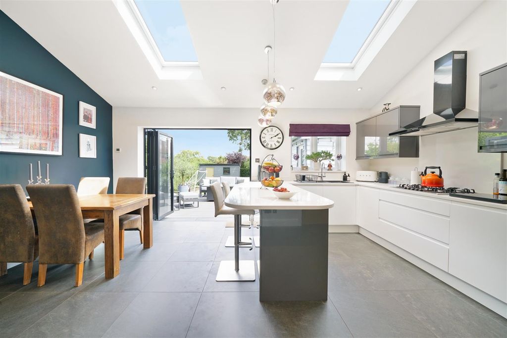 Property photo 2 of 14 8 Dean Court - Mclho5T3Sfot0Ko2Cz05.Jpg