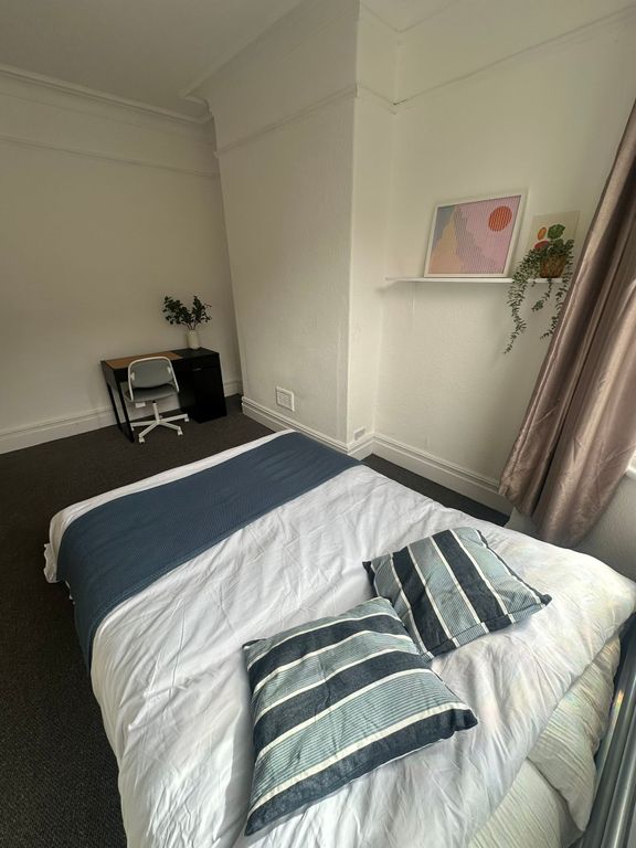 Property photo 2 of 16 A Welcoming Double Bedroom Featuring A Neatly Made...
