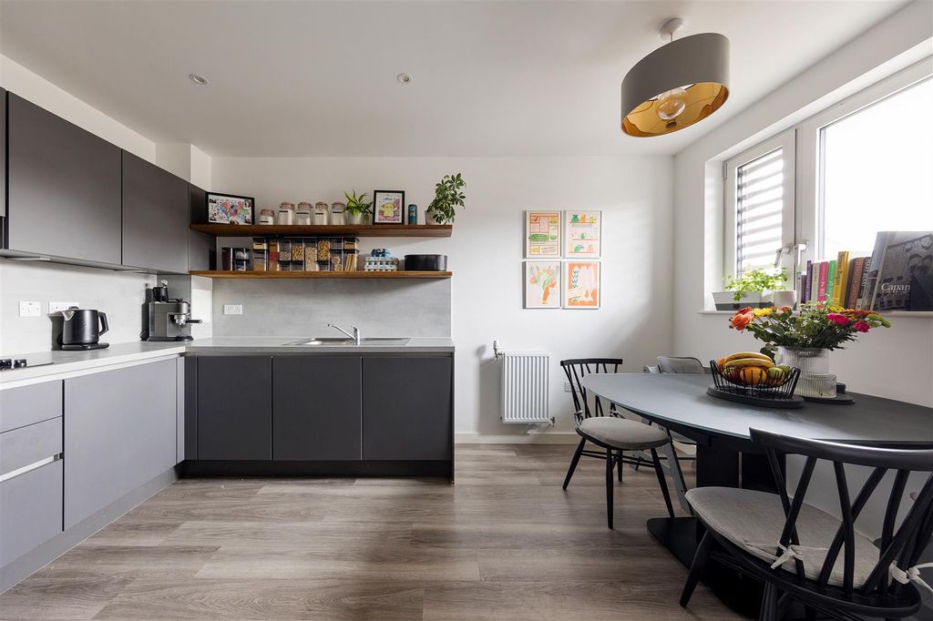 Property photo 2 of 22 Castle Street, E13
