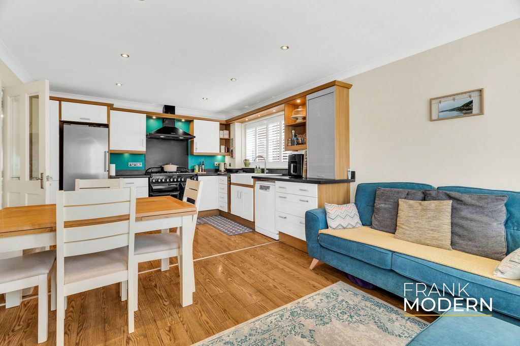 Property photo 2 of 31 Kitchen / Diner