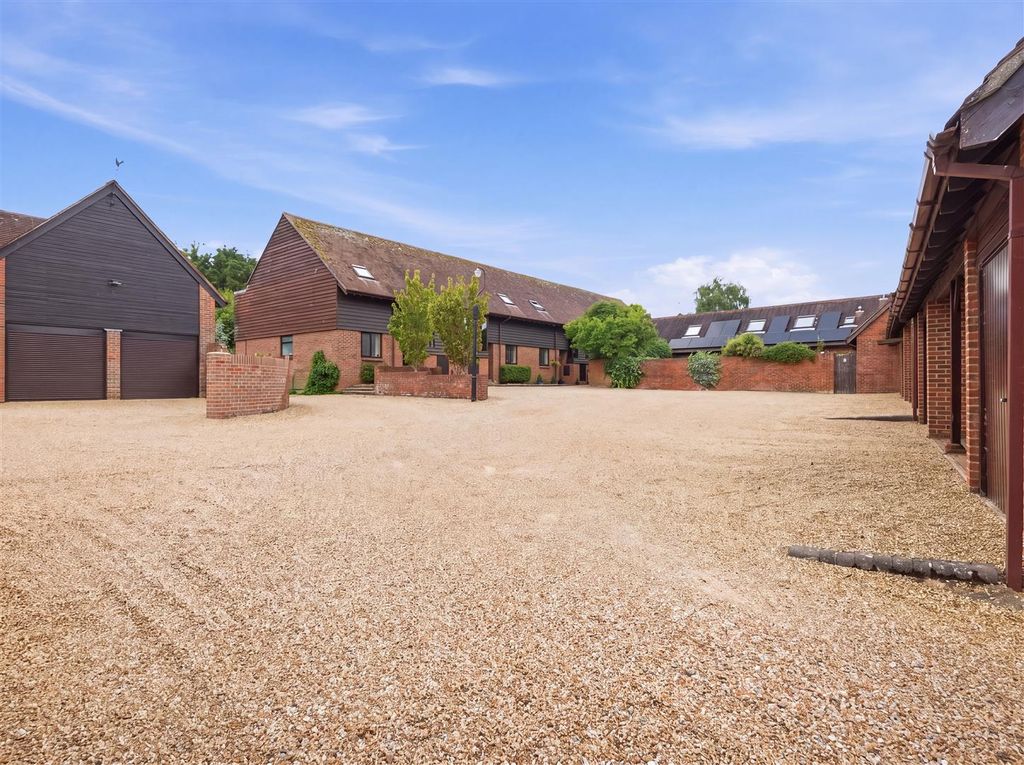 Property photo 3 of 35 Manor Farm