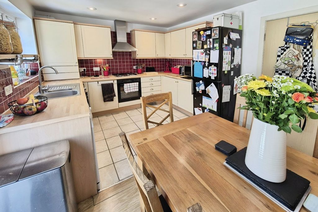 Property photo 2 of 11 Kitchen/Dining Room