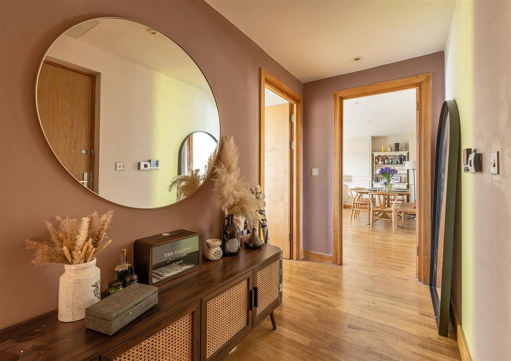 Property photo 2 of 24 Wick Lane, E3