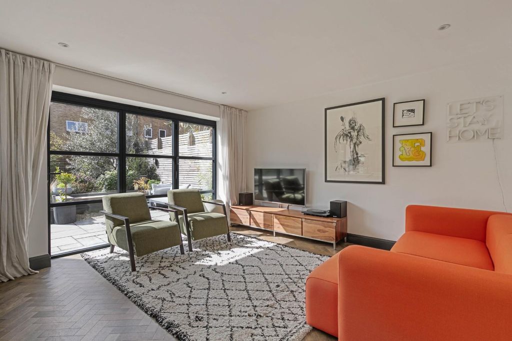 Property photo 3 of 20 12 Forrester Path, Se26 - 4.Jpg