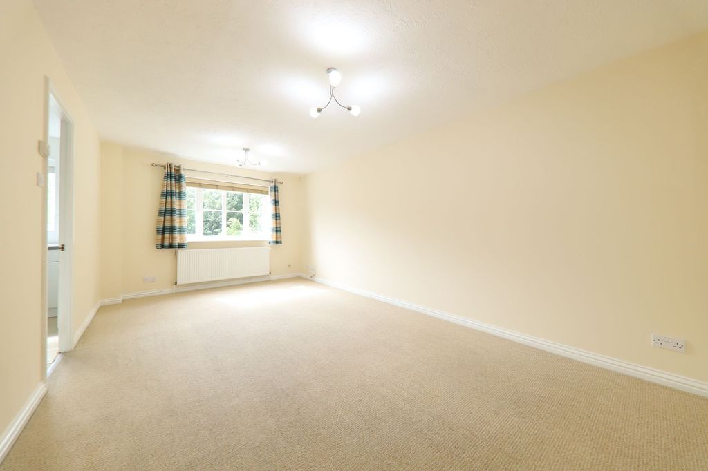 Property photo 2 of 11 2026 - Living Room (2)