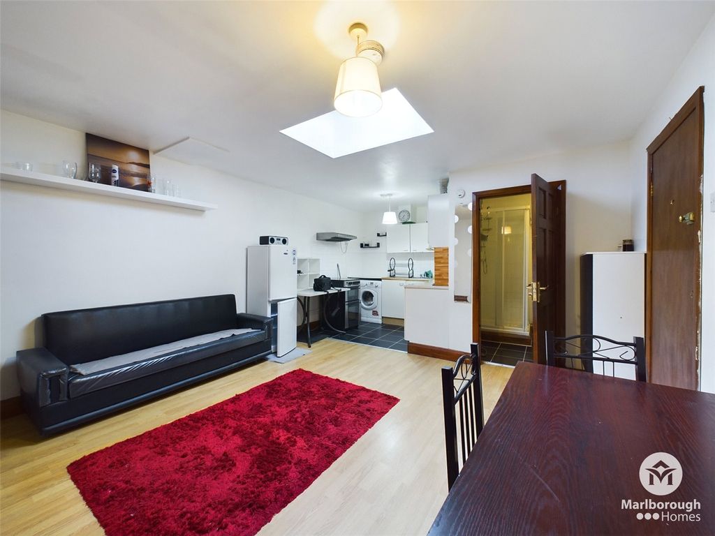 Property photo 2 of 11 Reception &amp; Kitchen