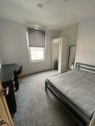 Property photo 3 of 8 Bright And Clean Double Bedroom Featuring A Large ...