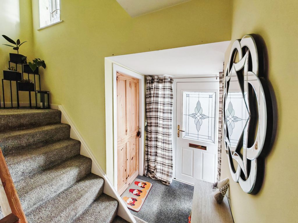 Property photo 2 of 16 Entrance Hallway