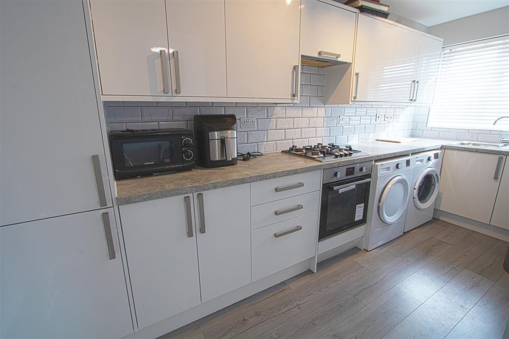 Property photo 3 of 9 Kitchen.Jpg