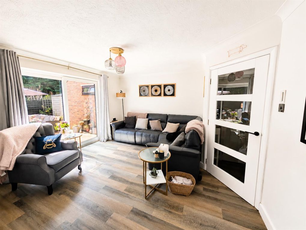 Property photo 3 of 20 9 Rookwood Close - Lounge.Jpg