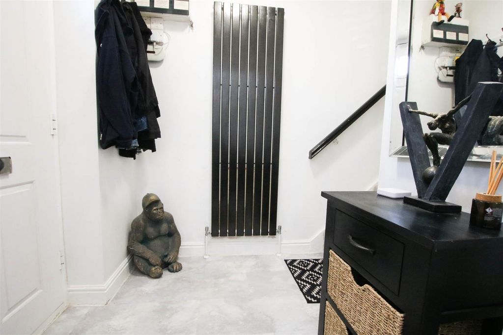 Property photo 2 of 21 Entrance Hall