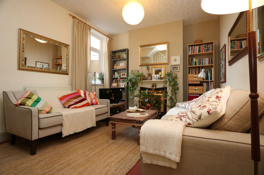 Property photo 2 of 27