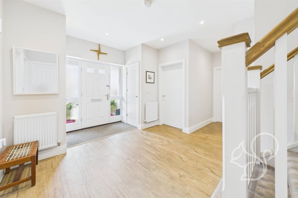 Property photo 2 of 27 Entrance Hall
