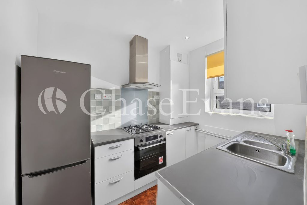 Property photo 2 of 11 Kitchen