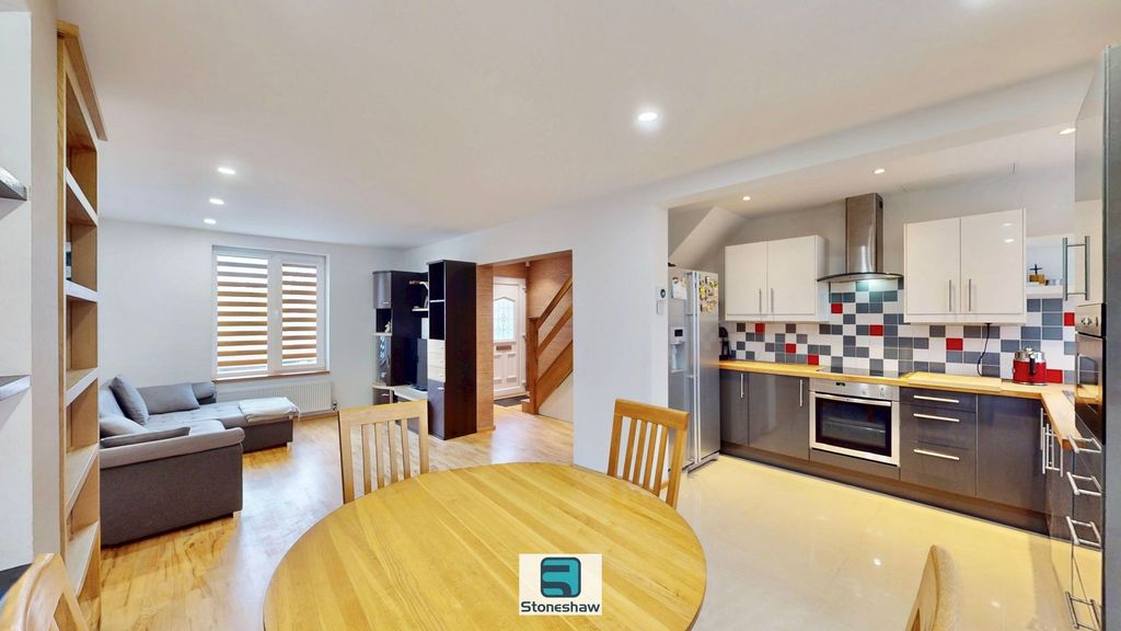 Property photo 2 of 23