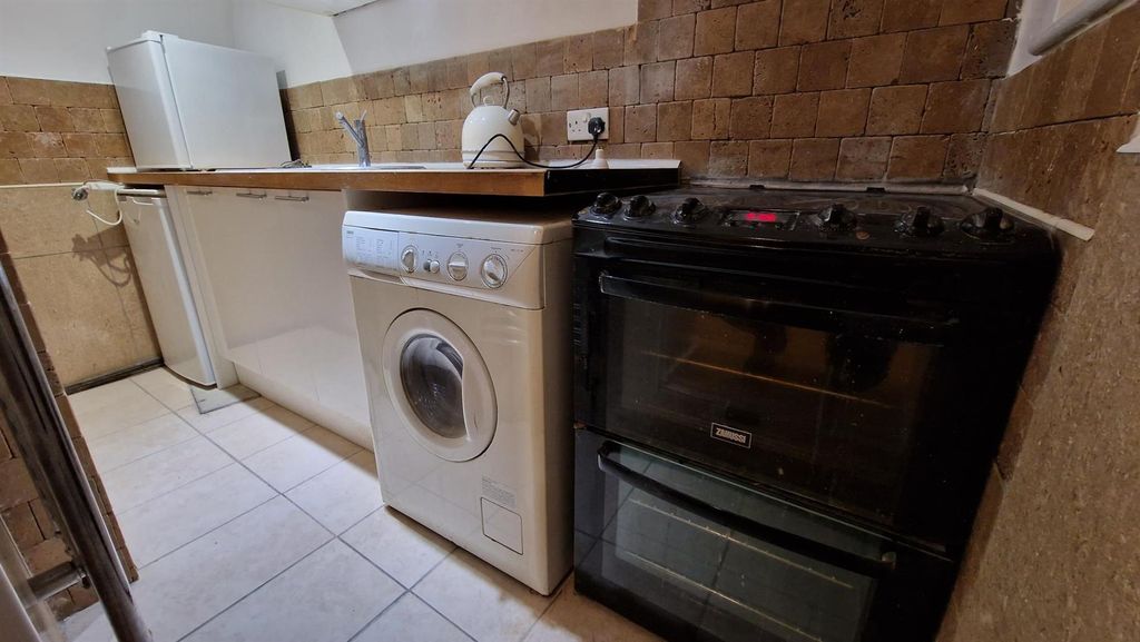 Property photo 3 of 8 Kitchen