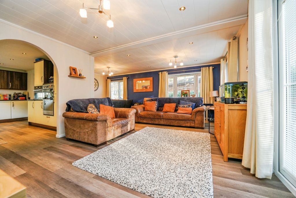 Property photo 2 of 18 Lounge