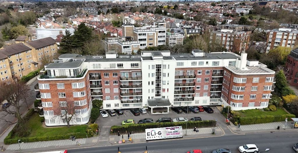 Property photo 1 of 12 3 Bed First Floor Flat For Sale Riverside Drive, Golders Green Nw11