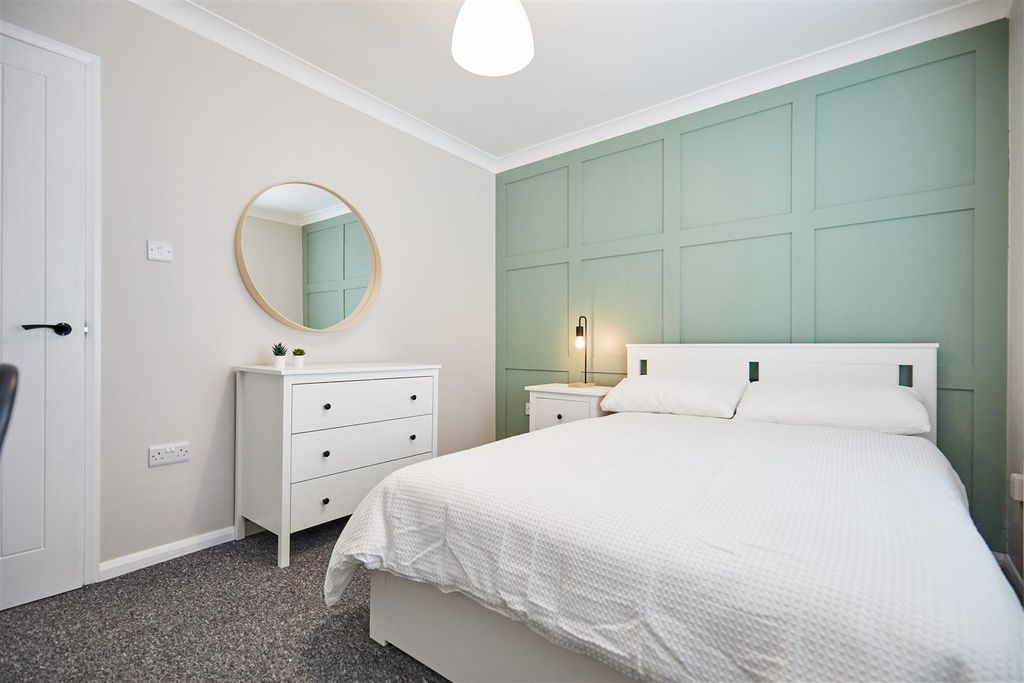 Property photo 2 of 12 Rockingham Road 7.Jpg